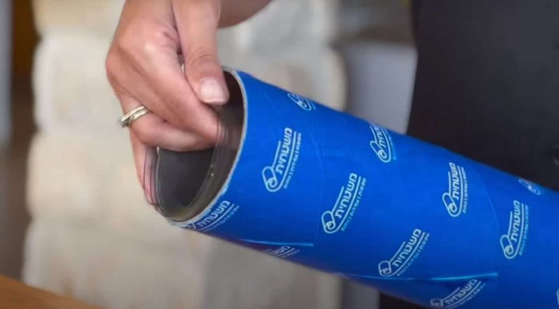 יד פורשת גליל משטחית בעטיפת המותג