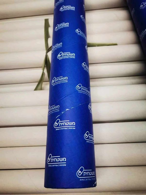 גליל משטחית ארוז ניצב לפני גלילים נוספים